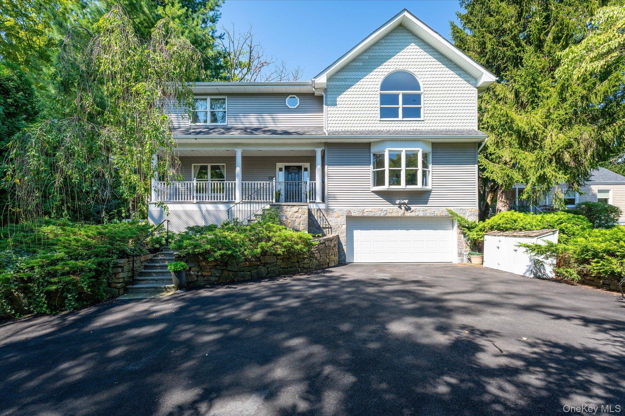 Welcome to Hastings on Hudson, an artful community just 20 minutes by car from Manhattan !