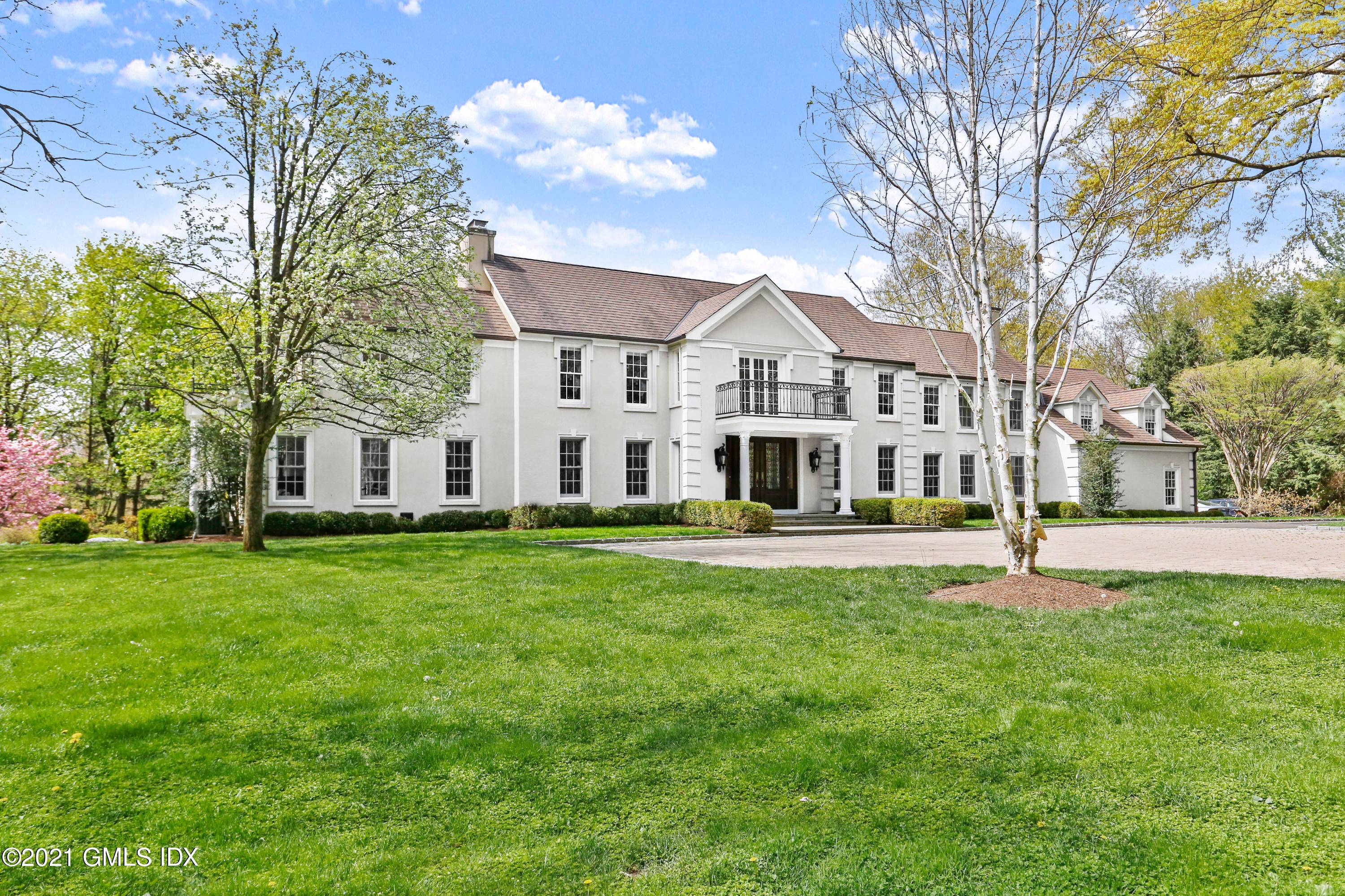 PREMIER MID COUNTRY ROUND HILL ADDRESS, located less than one mile from town.