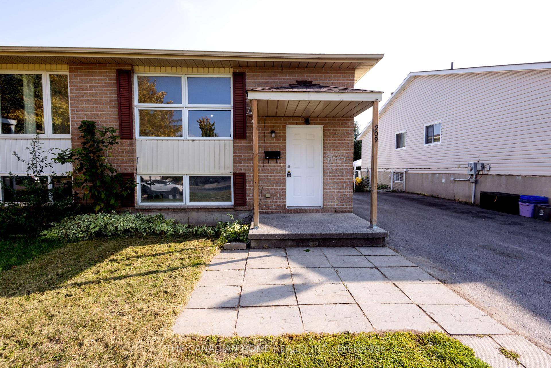Welcome to 909 Uxbridge Crescent, a well maintained property in a highly convenient location !