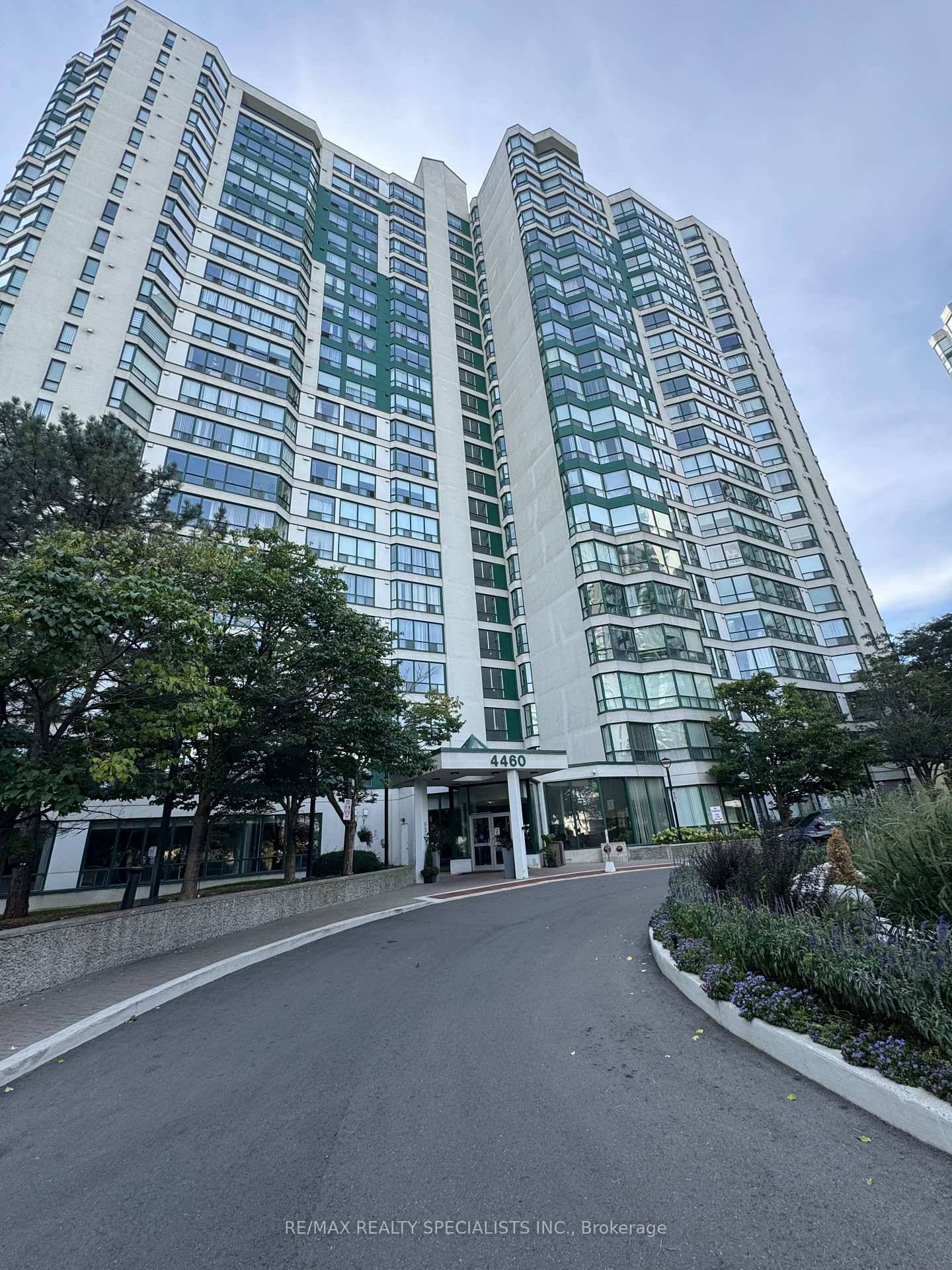 Beautiful, Fully Furnished Apartment For Lease in Prime location and over look Square One Shopping Mall.