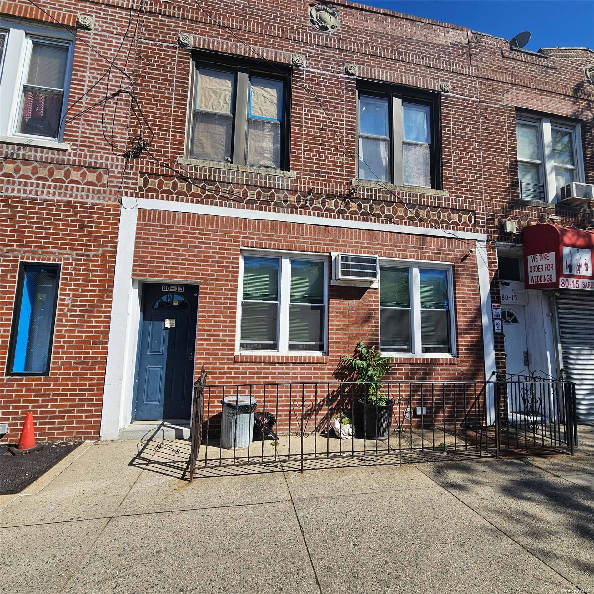 INVESTMENT OPPORTUNITY, LEGAL 2 FAMILY IN THE HEART OF OZONE PARK WITH MANY UPGRADES, HIGH CIELING THROUGH OUT.