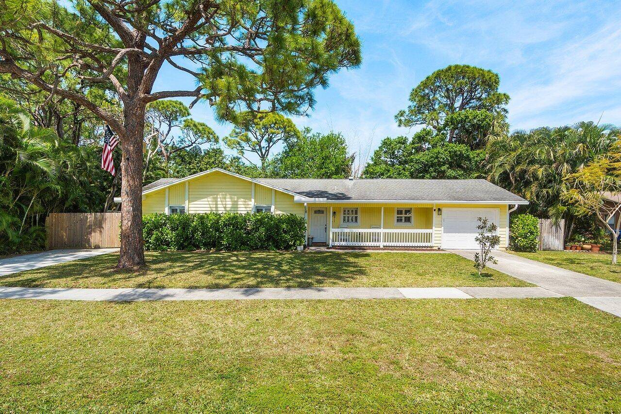 Nestled in the heart of Jupiter, this charming 3 bed, 2 bath home with a den is a true gem !