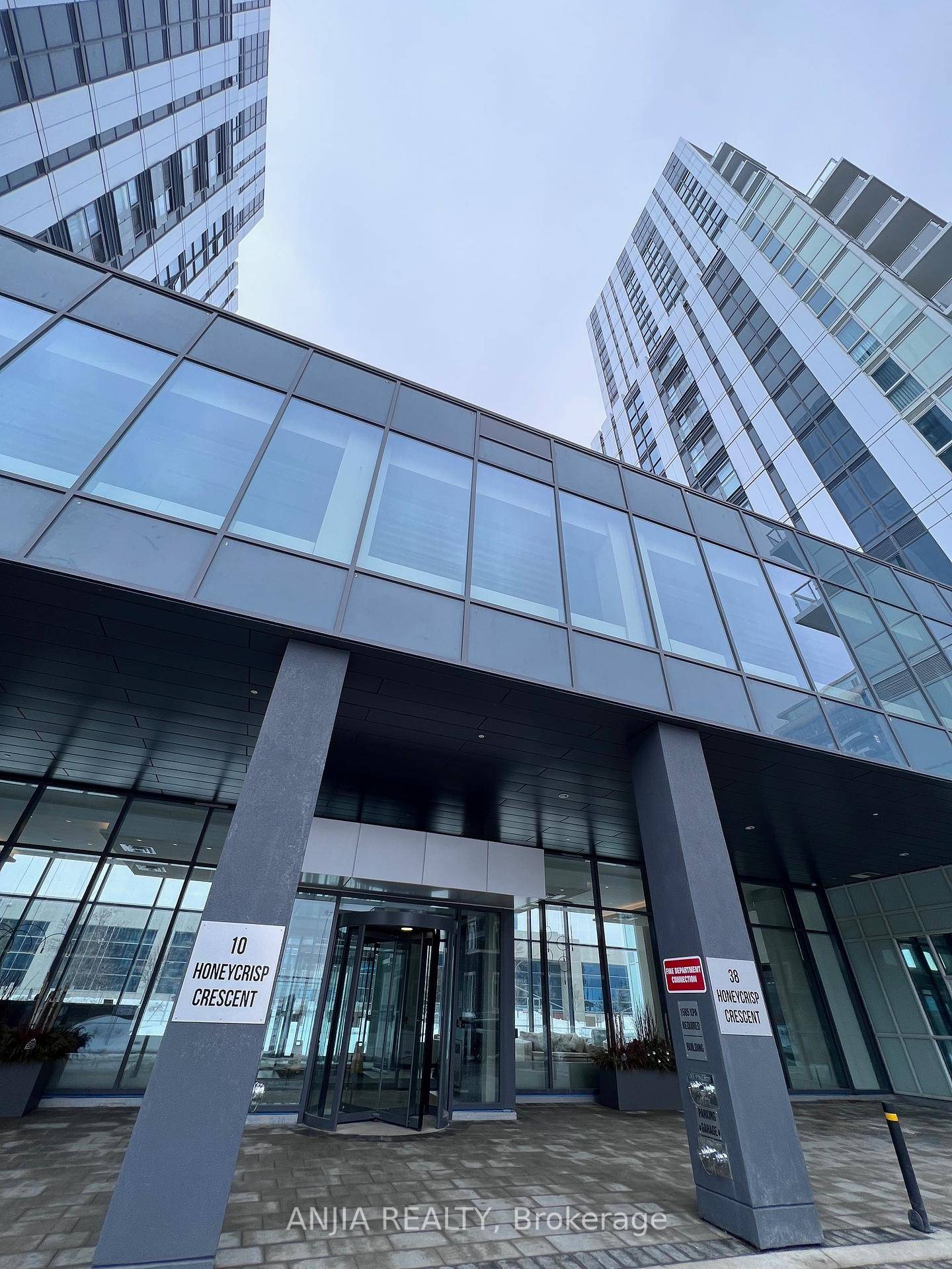 Beautifully designed 1 Bedrooms 1 Washroom Condo Unit by Menkes.