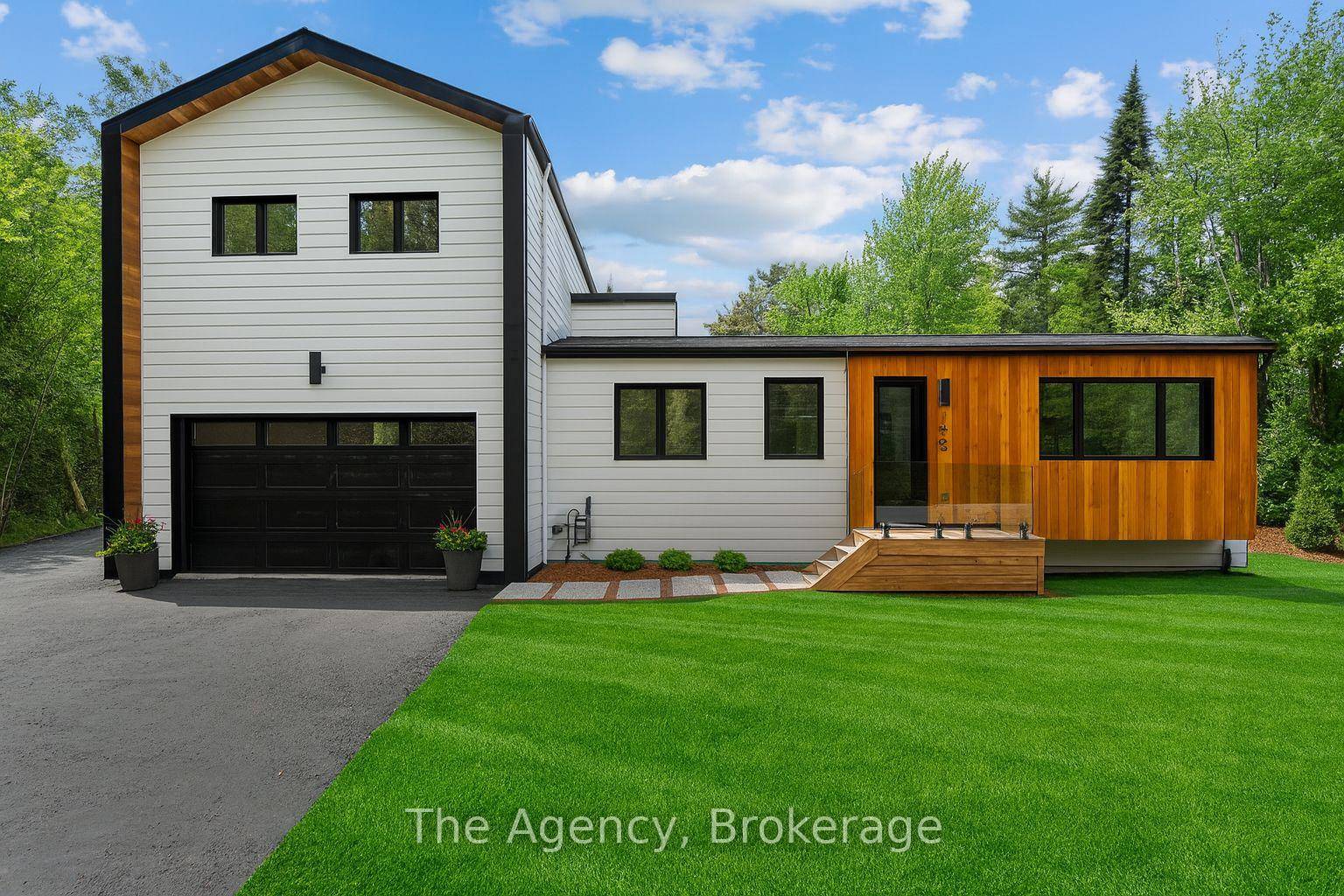 Spacious Muskoka Retreat on Over an Acre In Town Convenience Meets Modern Comfort.