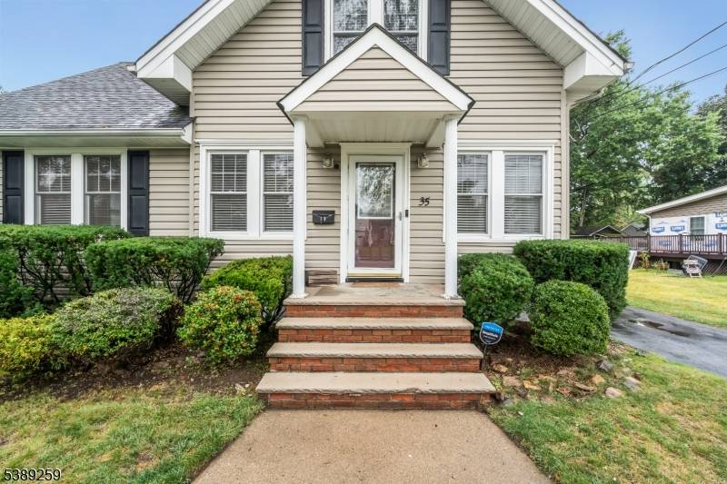 Welcome to this charming 3 bedroom, 1 and a half bathroom house in Pequannock.