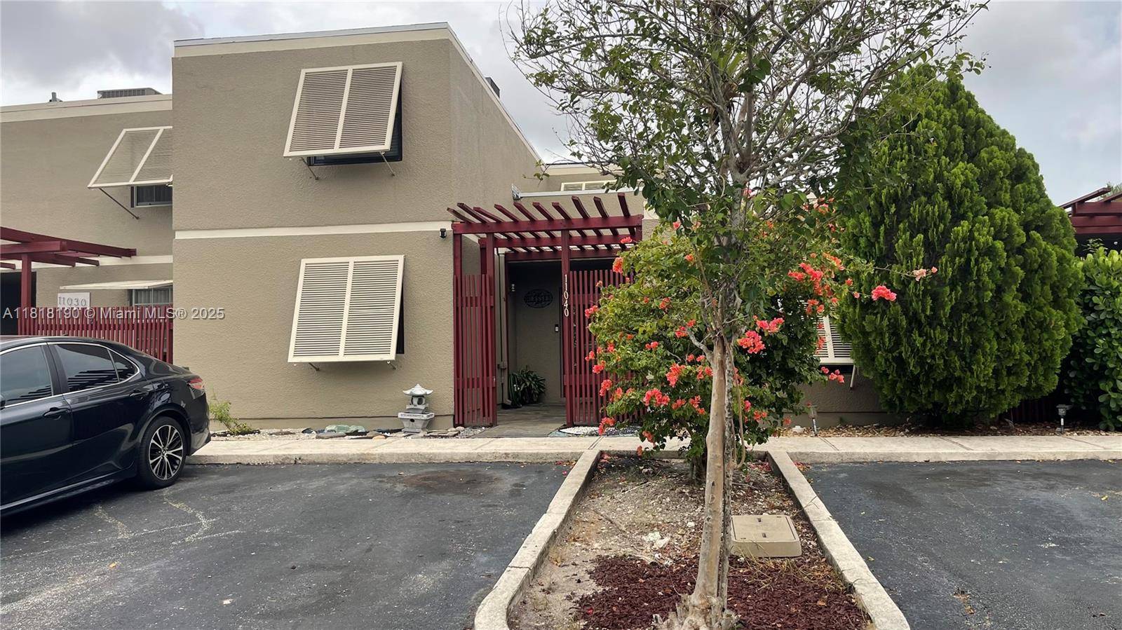 Brand new roof. Discover this charming two story townhome in the highly sought after Villas West of Pembroke Pines !