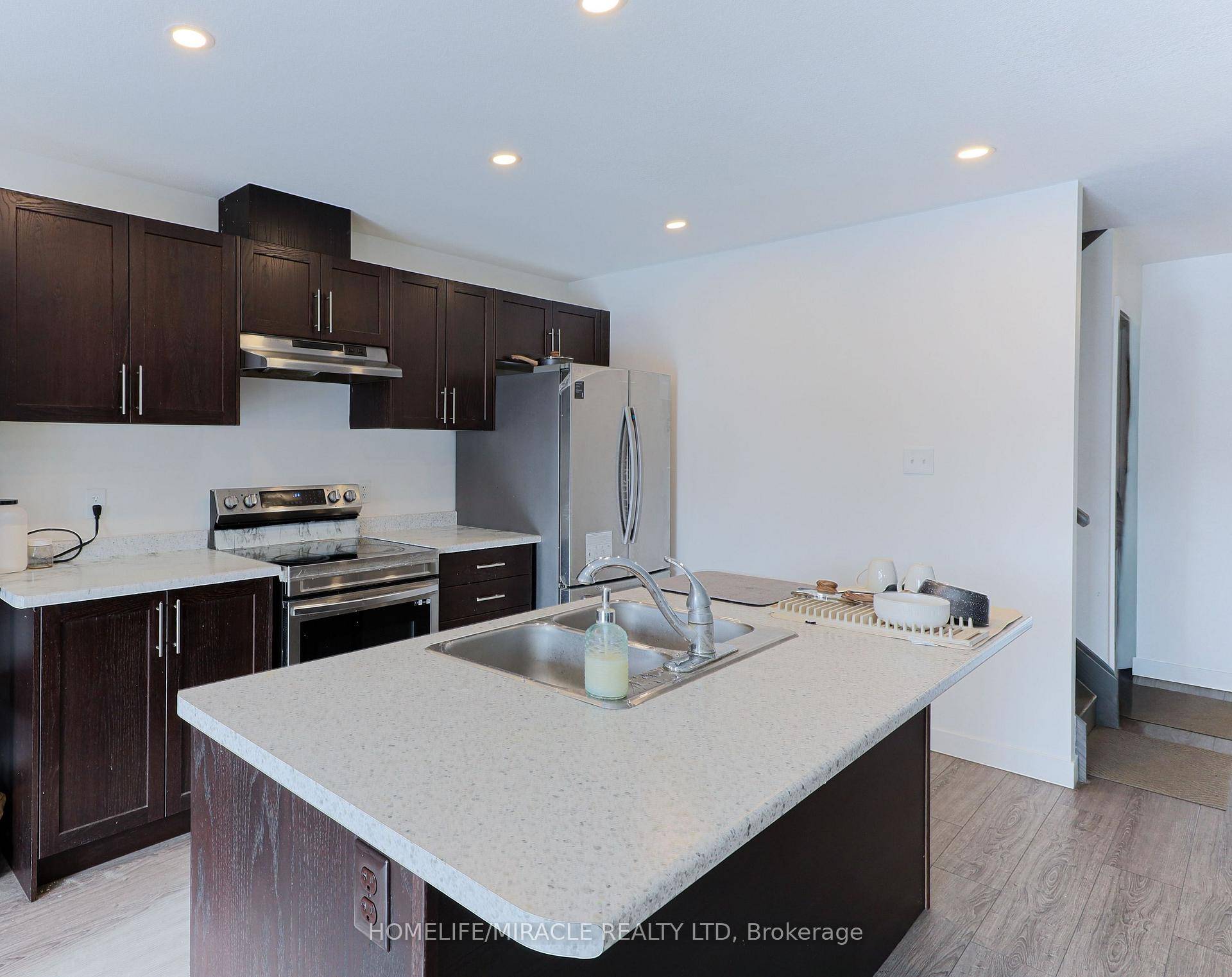 Stunning 4 Bedroom Freehold Townhouse in Prime Kitchener Location !