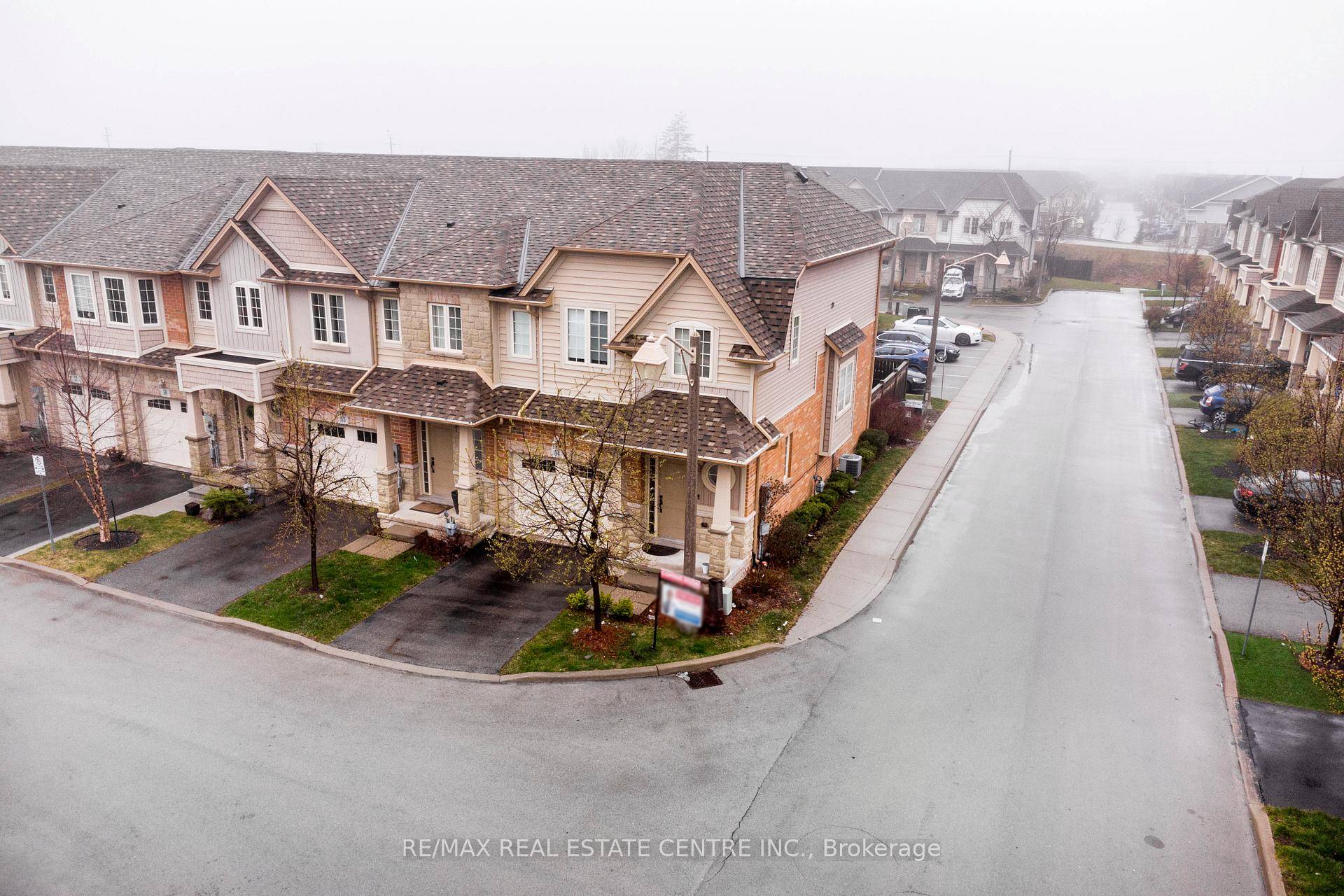 Welcome to Your Ideal Corner Townhouse Retreat !