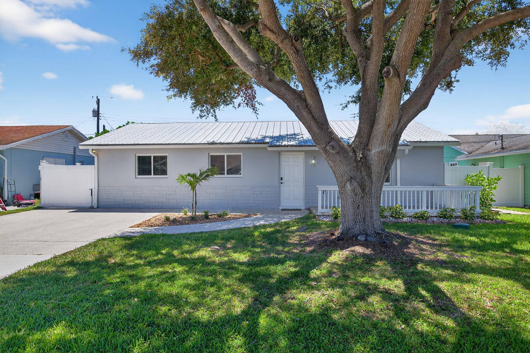 Charming 4 Bedroom Home with Pool in Prime Jupiter Location No HOA !