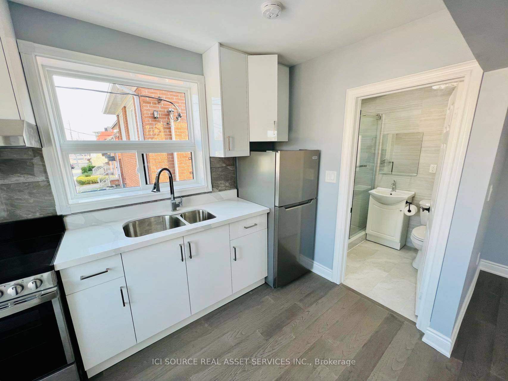 Newly Renovated Bachelor Apartment !