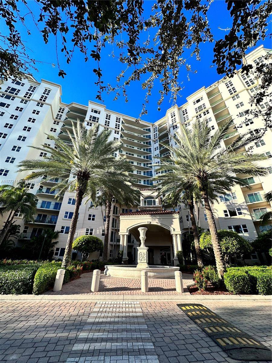 Beautiful modern and spacious Apartment in the heart of Aventura.