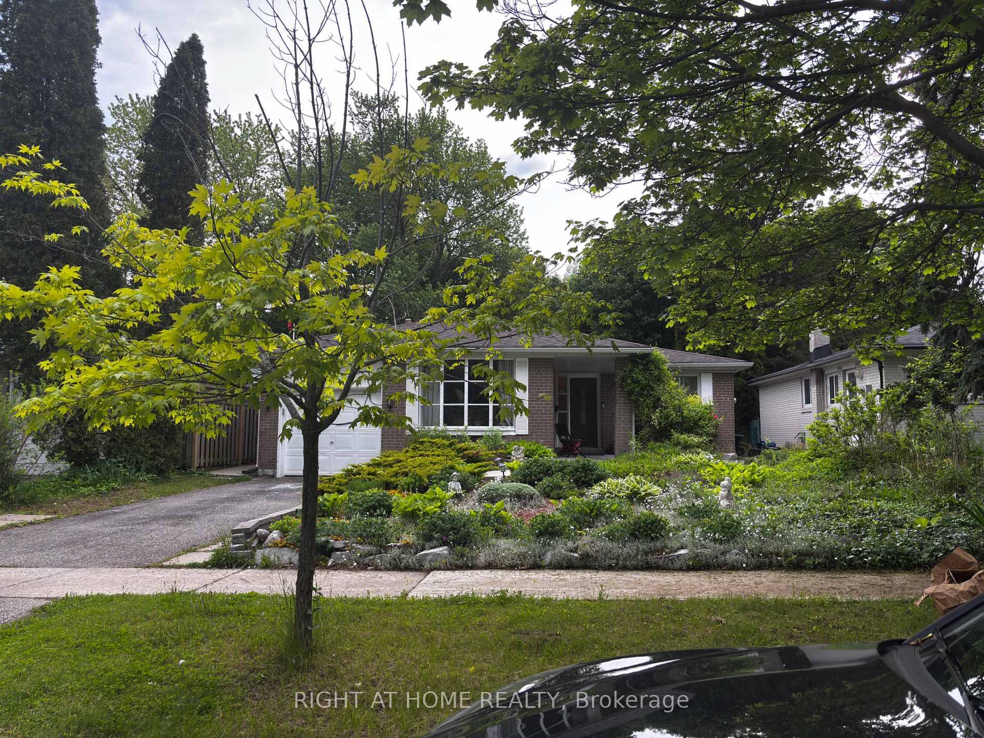 Bright amp ; Renovated 2 Bedroom Basement Apartment in Prime Scarborough Location !
