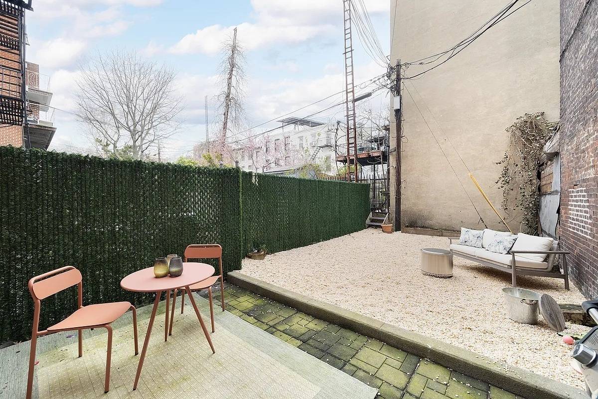 Renovated Carroll Gardens Apartment with Open Kitchen amp ; In Home Washer Dryer This apartment offers tremendous flexibility and plenty of space to spread out, with an open plan living, ...