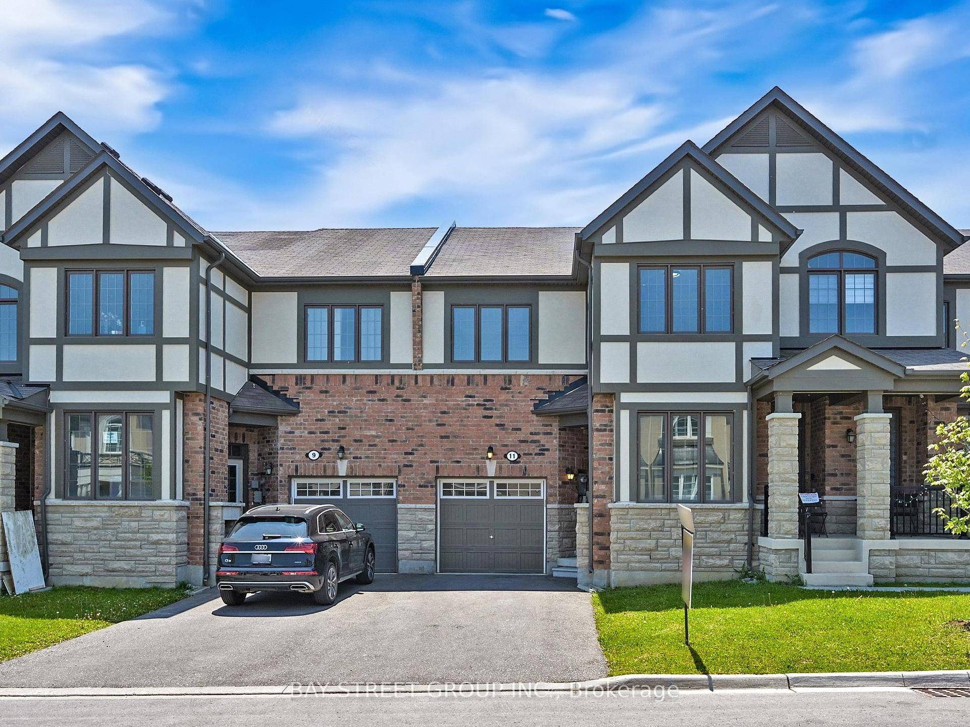 Beautiful Freehold 4 Bedrooms Townhouse In This Prestigious Richmond Green Community !