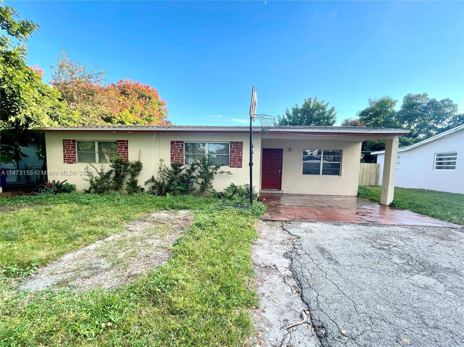 Single Family House in the Desired Hollywood Neighborhood, 4 Bedroom 2 Bathroom with Pool, Florida Room and Back Yard.