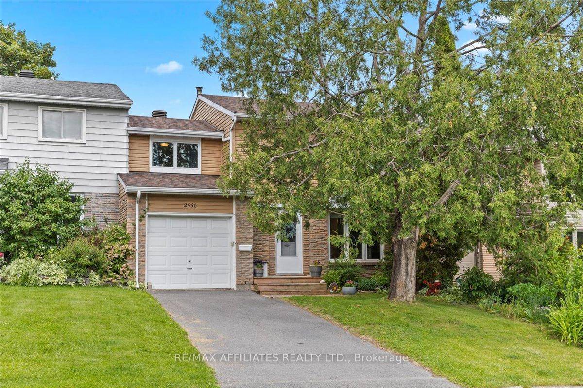 Welcome to 2530 Autumn Hill Crescent a well maintained 4 bedroom freehold carriage home nestled on a quiet crescent in sought after Blackburn Hamlet.