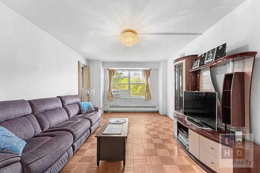 Peaceful One Bedroom with Tree lined Balcony Views Walk in and leave the city behind as you step into this cozy, yet spacious apartment.