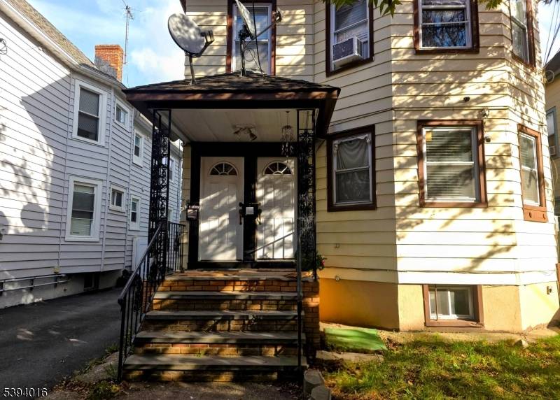 Spacious 3 family property available, perfect for investors or owner occupied buyers !