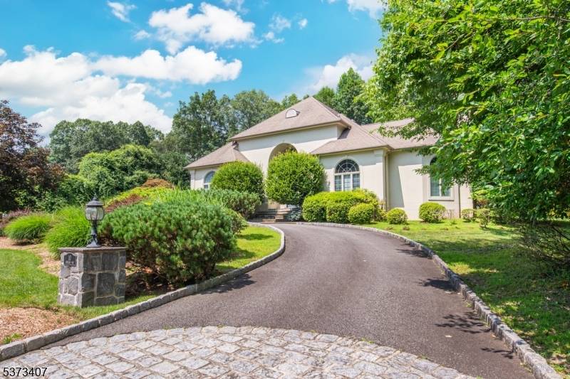 Amazing Location ! This custom colonial features 4 bedrooms, 3 1 2 baths, large dining room, family room, eat in kitchen, 1st floor primary suite, laundry, full walkout basement, private ...