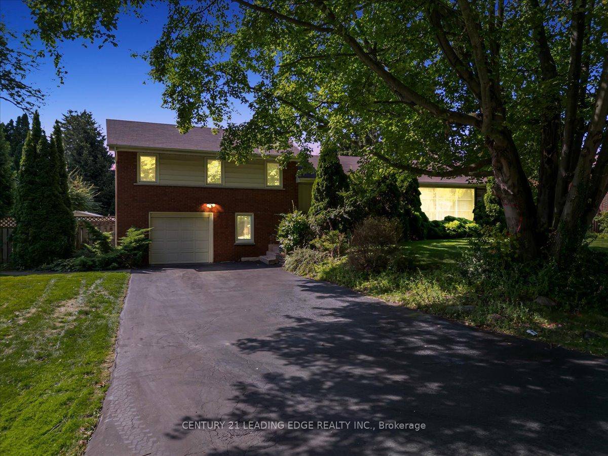Welcome to 808 Falcon Blvd, Burlington Lasalle, one of Burlington's most sought after neighbourhoods.