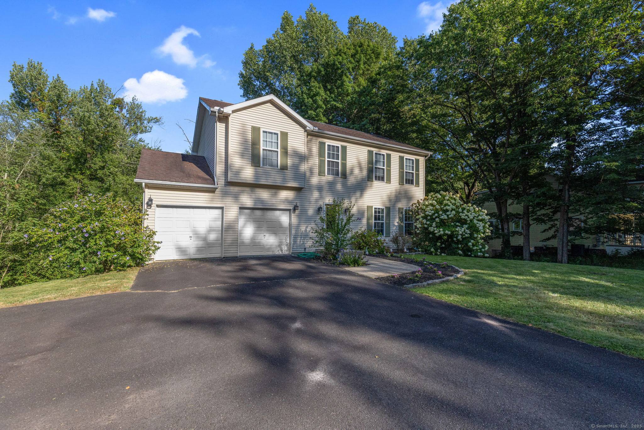 Welcome to this well maintained 3 bedroom, 2.