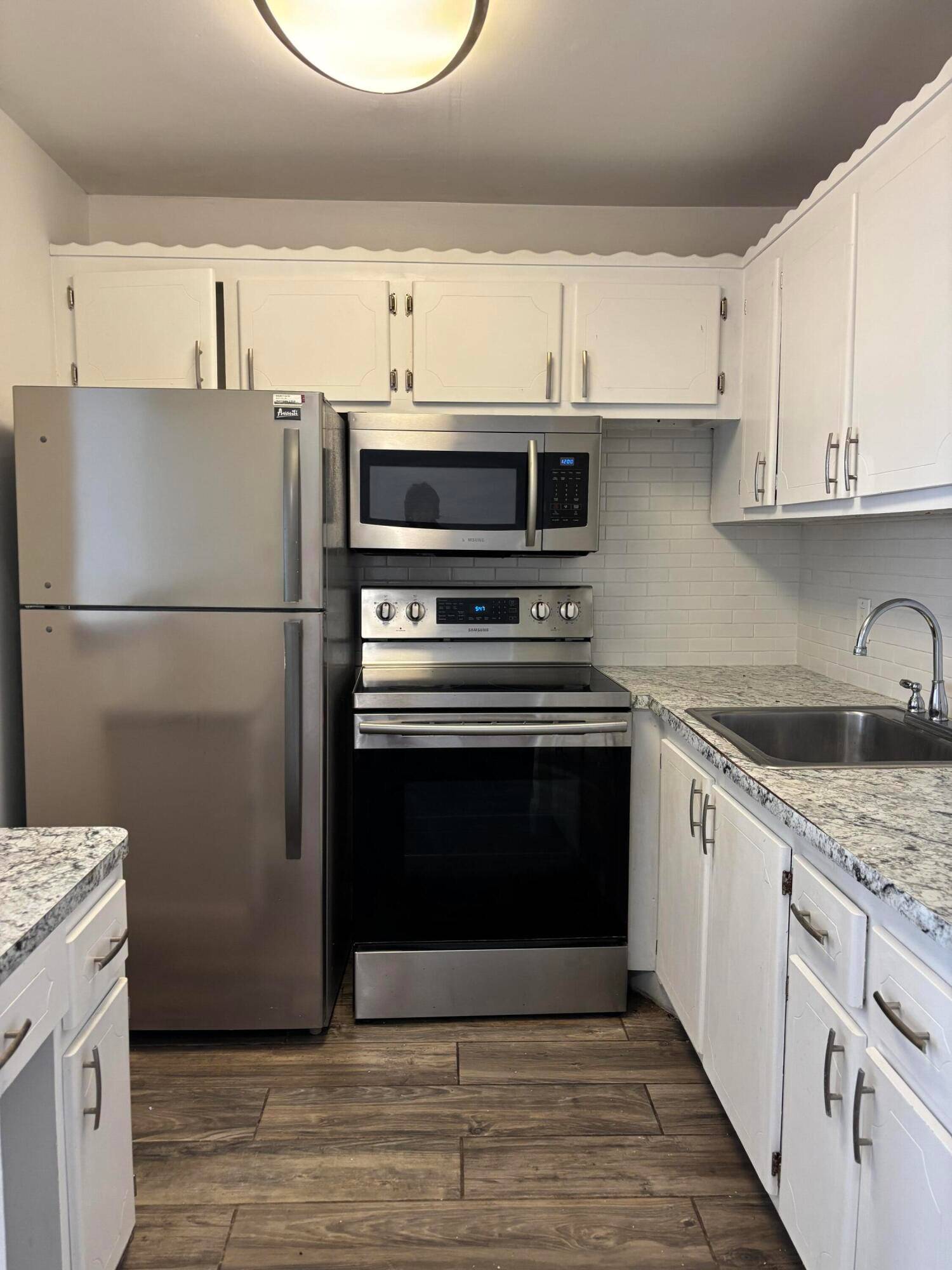COME AND ENJOY THIS 1 BEDROOM, 1 BATHROOM LOVELY UNIT IN THIS TERRIFIC 55 PLUS COMMUNITY.