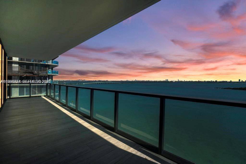 Impeccable waterfront sky residence 3 Beds plus Den, 4.