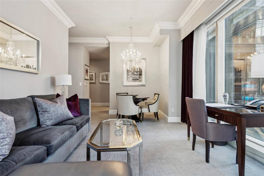 Central Park and Columbus Circle at your fingertips !