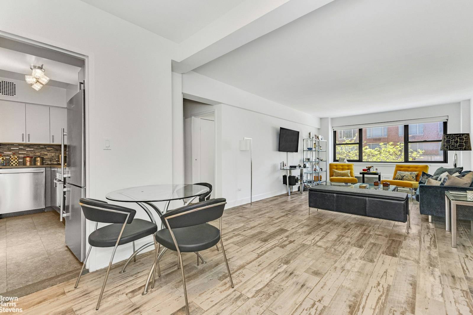 The Best One Bedroom ! You have just found a renovated one bedroom in a great building in a fabulous location !