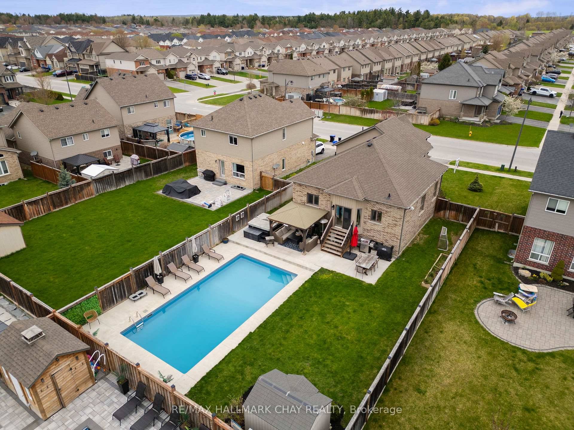 YOUR BACKYARD OASIS AWAITS !