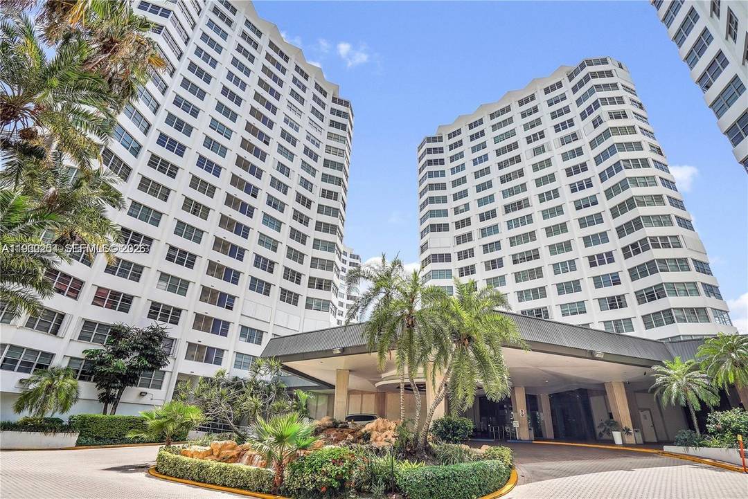 Beautiful Brickell condo comes with a waterfront Biscayne Bay buildings Four Ambassadors, Pool along with Enjoy spectacular ocean view from this excellent unit in great condition,, granite countertops, stainless steel ...