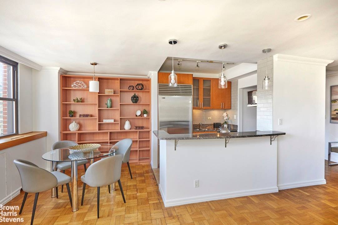 New to the market A high floor two bedroom, two bathroom home in move in condition with a low monthly maintenance of only 2, 081.
