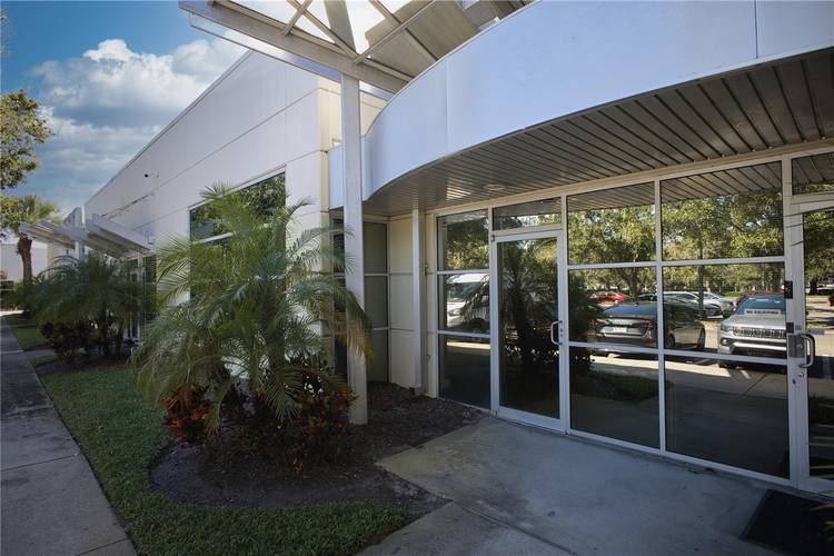 Located in the heart of Orlando s thriving commercial district, this Class B Flex Space offers a seamless blend of office and warehouse functionality, making it ideal for businesses seeking ...