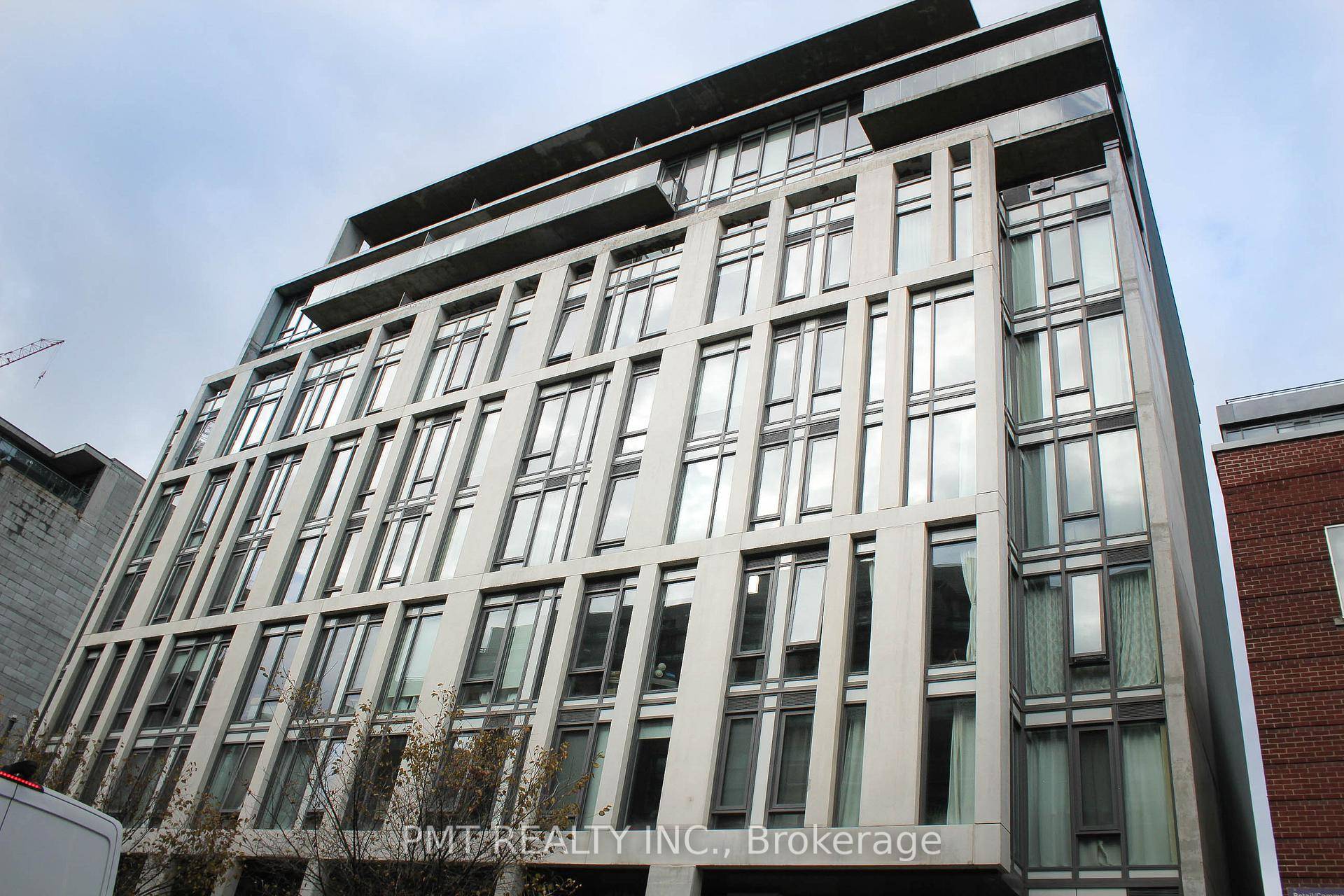 Stylish 1 Bedroom Den in the Heart of King West.