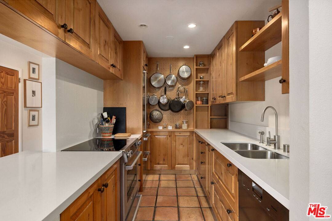 100  S Doheny Dr 1BR Beverly Grove La