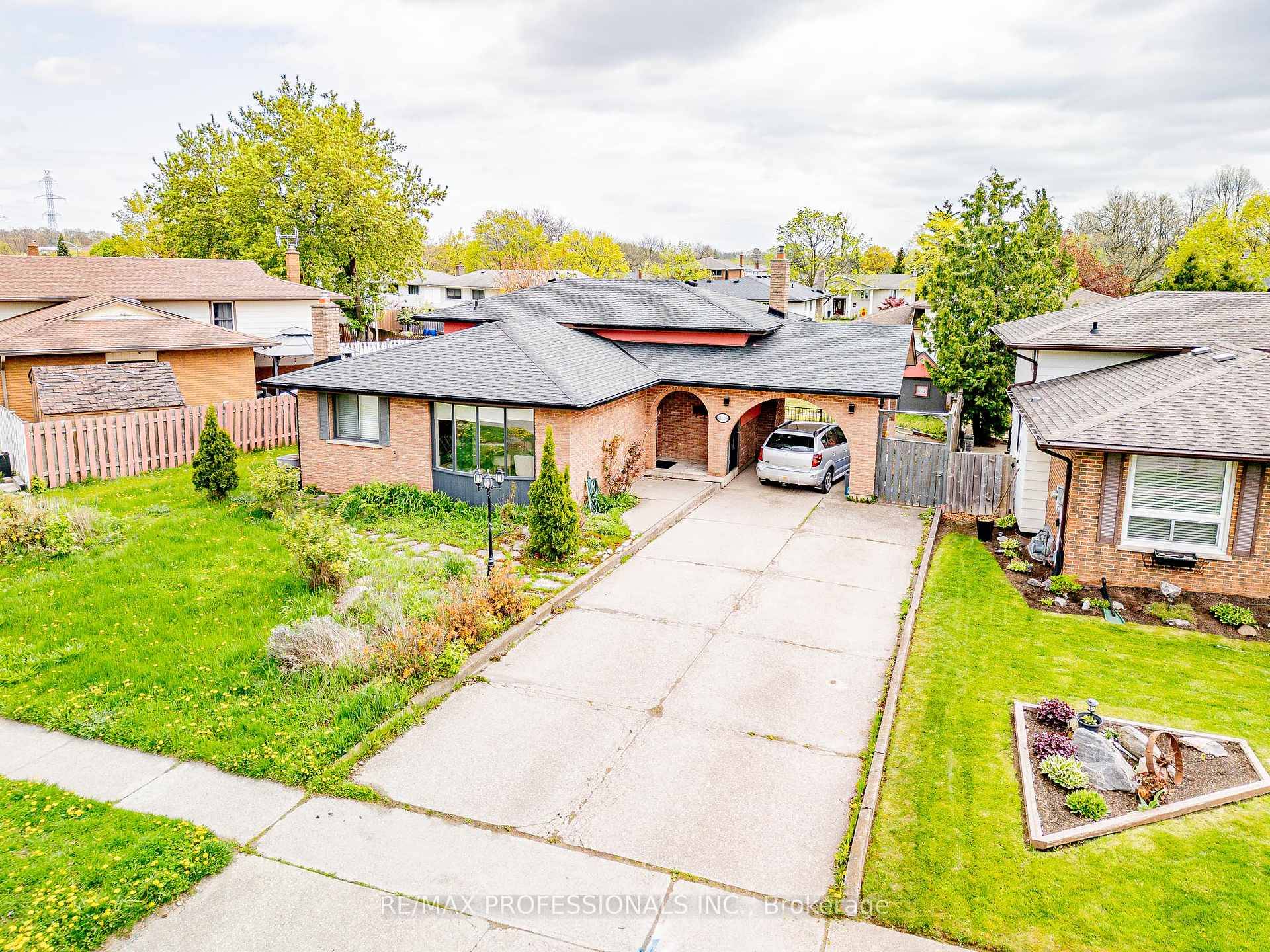 Welcome to this beautiful home offering exceptional income potential or the perfect setup for an in law suite, located in Niagara's highly desirable North End !