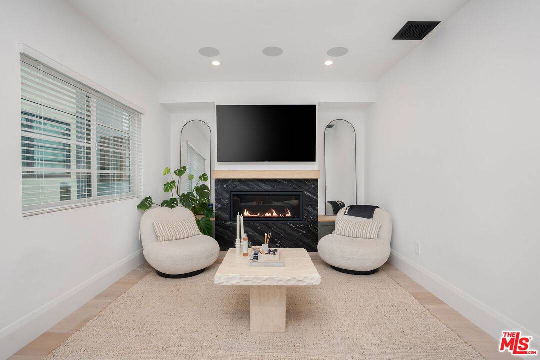 107 S Flores St 2BR Beverly Grove La