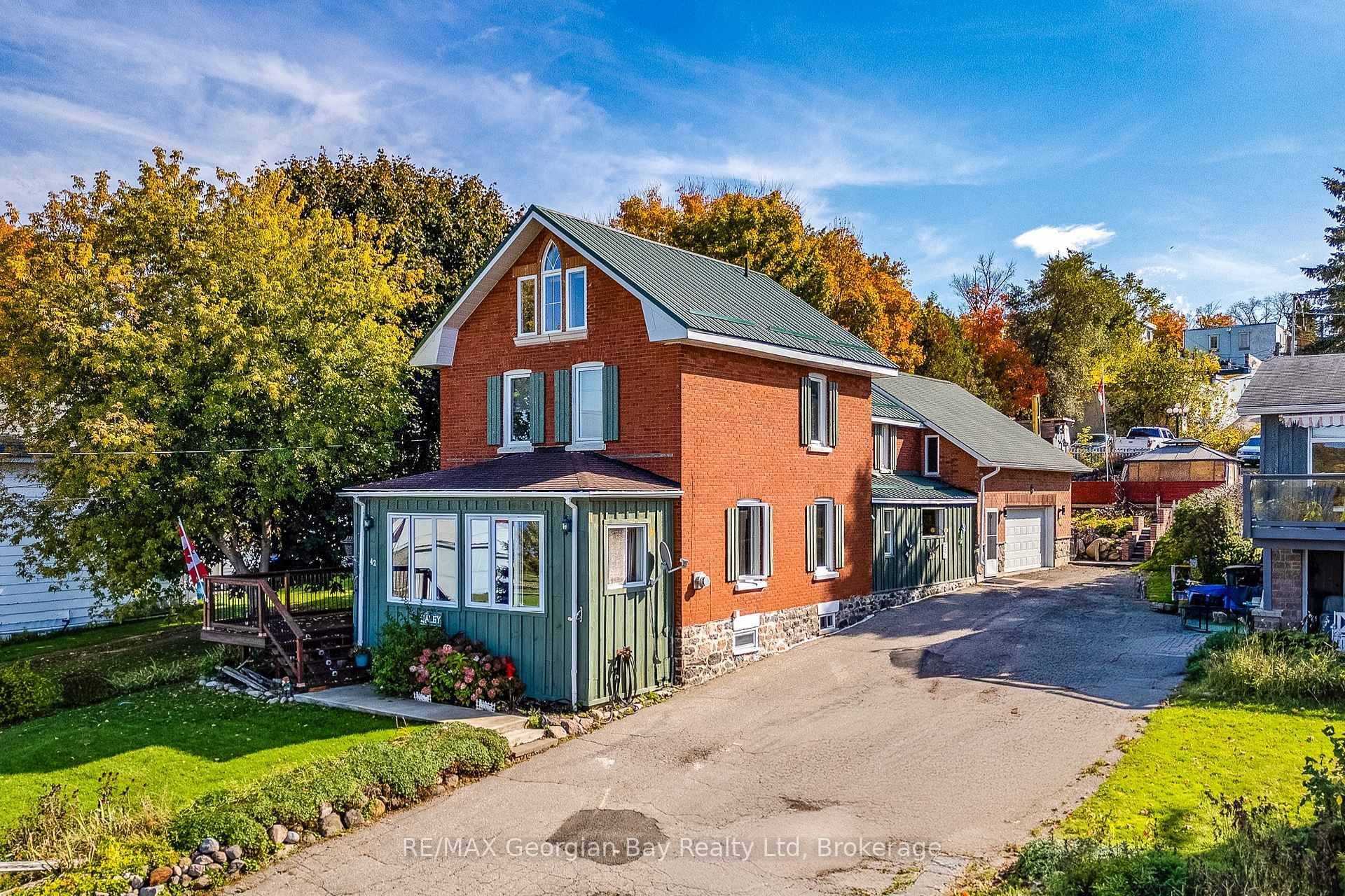 Multi Use 2, 700 Sq. Ft. Home with Panoramic Georgian Bay Views !