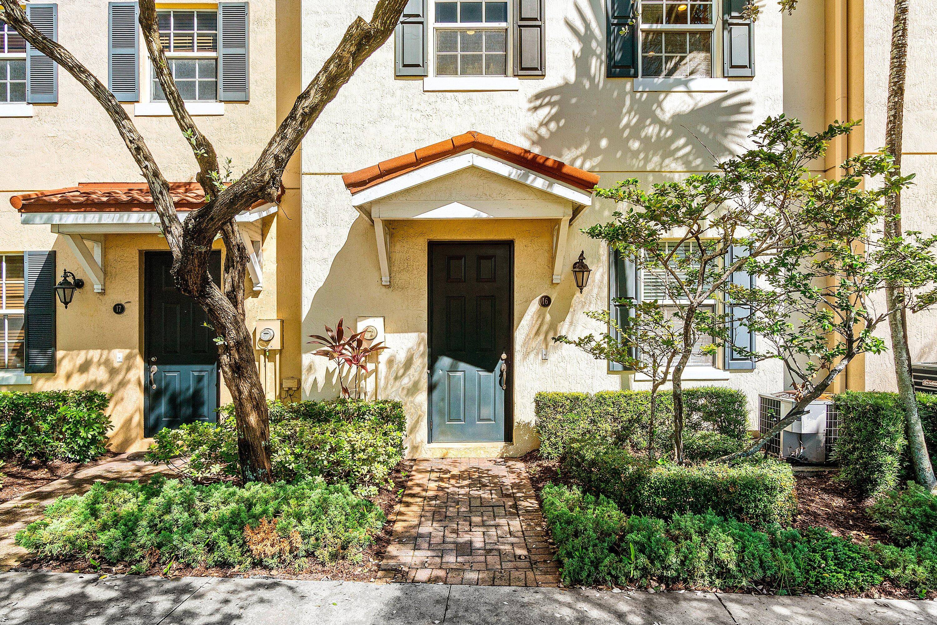 Beautiful 3 story townhome in the desirable College Park neighborhood of Courtyards of Lake Worth !