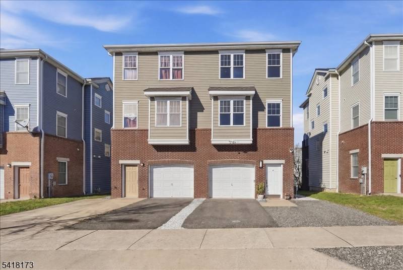 LUXURY URBAN LIVING PROUD OWNERSHIP UNIQUE MODERN END UNIT TOWNHOUSE WITH NO MONTHLY MAINTENACE FEES.