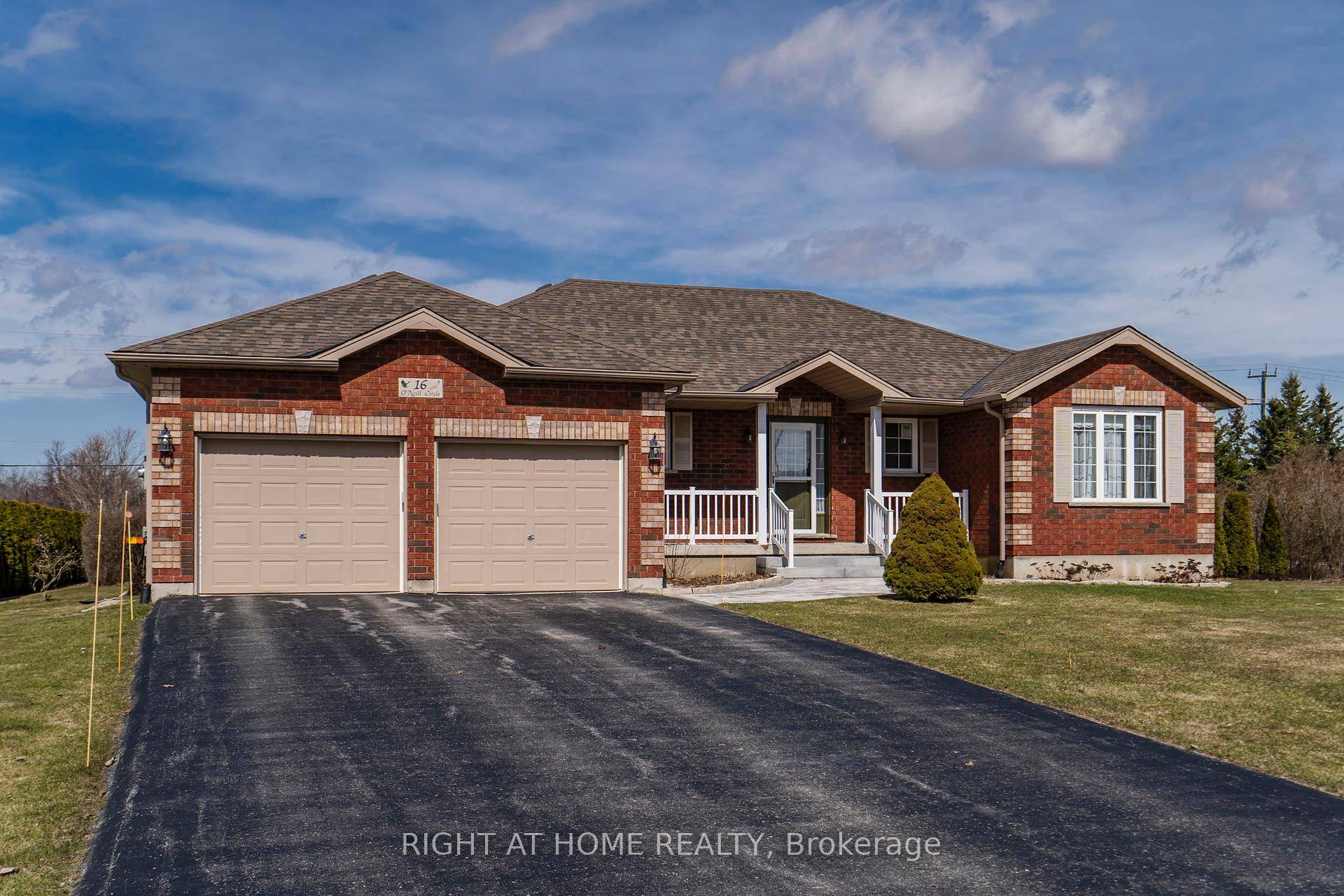 Built in 2006 by Hedbern Homes, this is The MacMillan model.