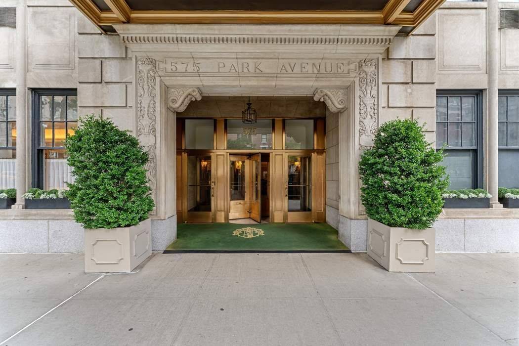 TURN KEY CONCIERGE SERVICE TRADITIONAL COMFORT An elegant Lobby introduces you to this full service Prime Park Avenue building which includes 5 Day Housekeeping service, a full time Concierge, 24 ...