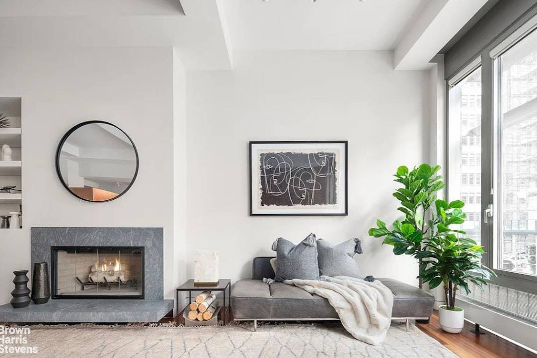 This exclusive full floor residence, complete with over 640 sq.