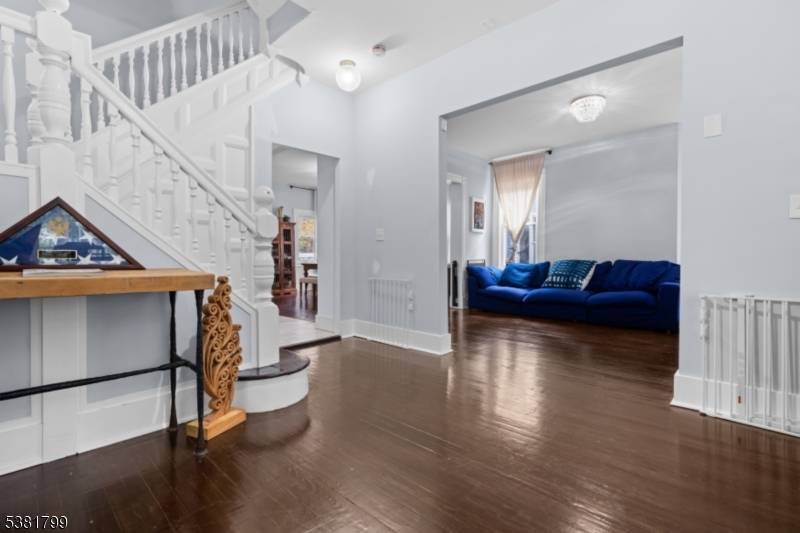 Welcome to this beautifully renovated Victorian, tucked in the heart of the sought after Doddtown neighborhood !
