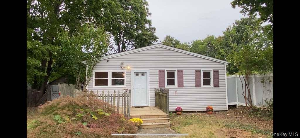 Cozy 2 Bedroom Ranch in the Comsewogue School District.