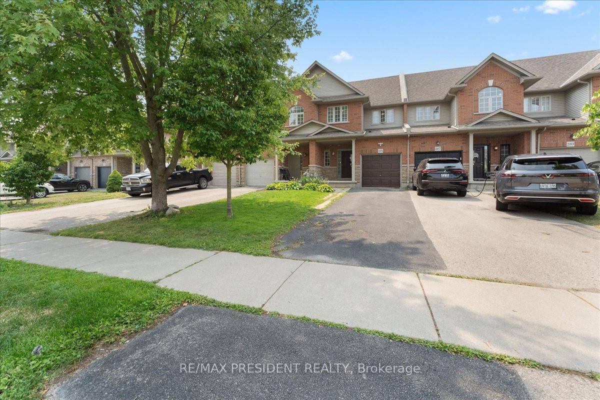 Beautiful and airy two storey townhome offering 3 bedrooms and 3 bathrooms, located in a peaceful, family oriented neighbourhood in the established community of Binbrook.