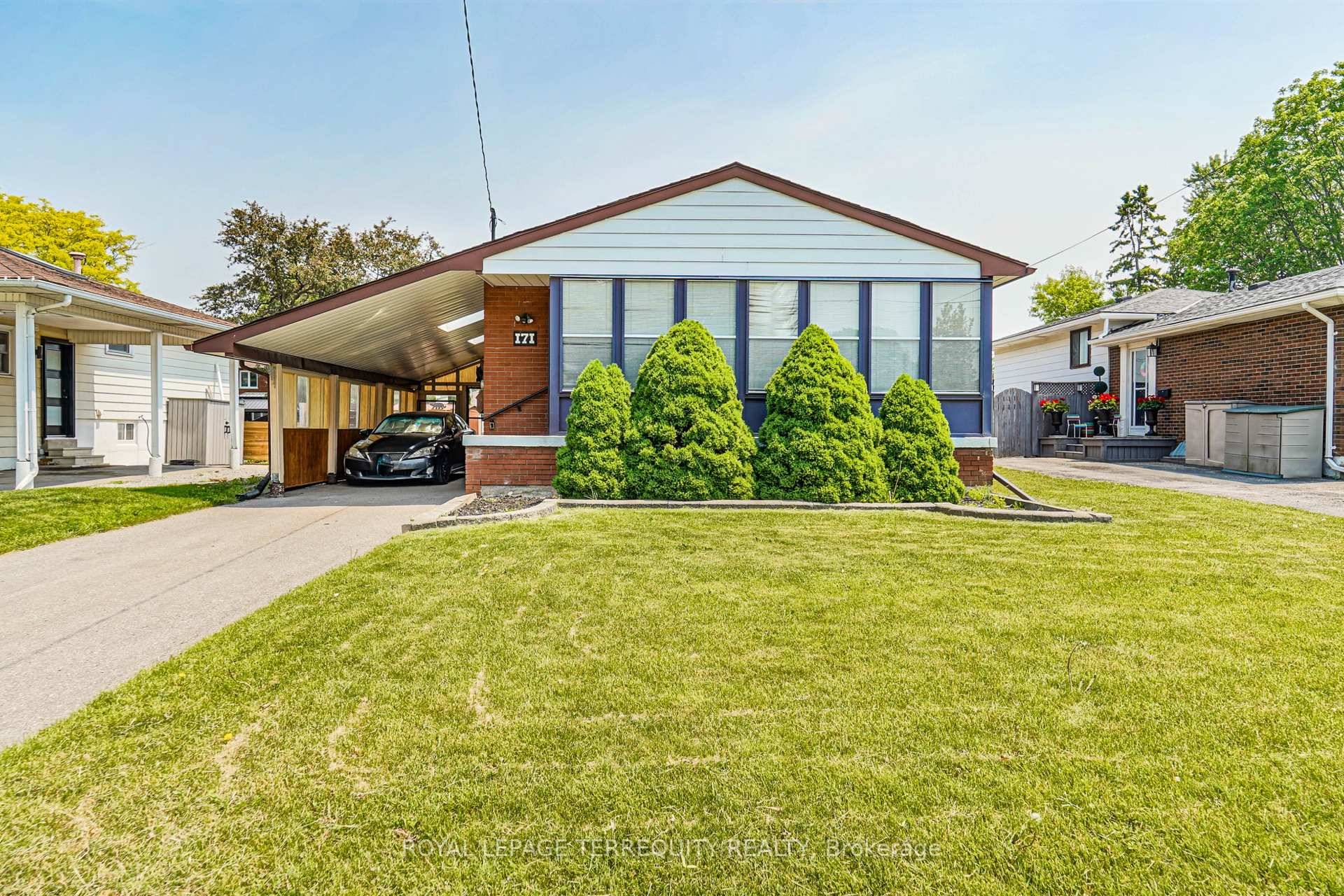 Bright and Spacious Bungalow with 3 bedrooms, large backyard, carport, Quick walk to Clara Hughes P.