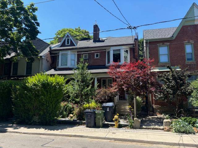 Charming main floor apartment in a prime Toronto location near UofT, Kensington Market.