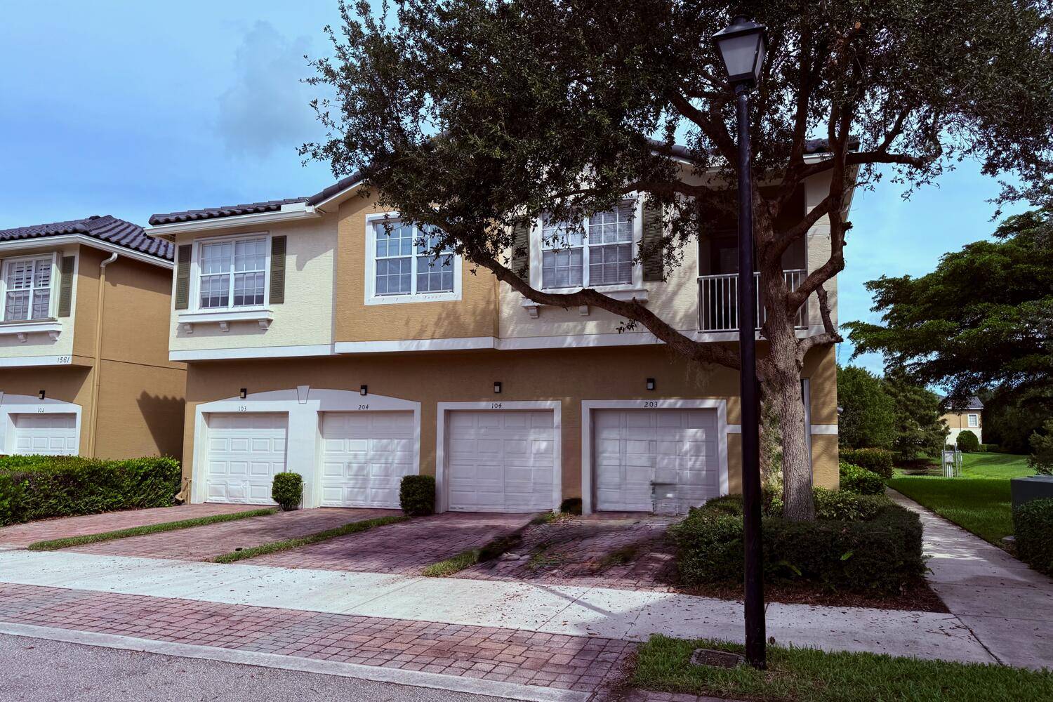 Discover this charming ground floor condo in Lexington Lakes, featuring three bedrooms and two bathrooms.
