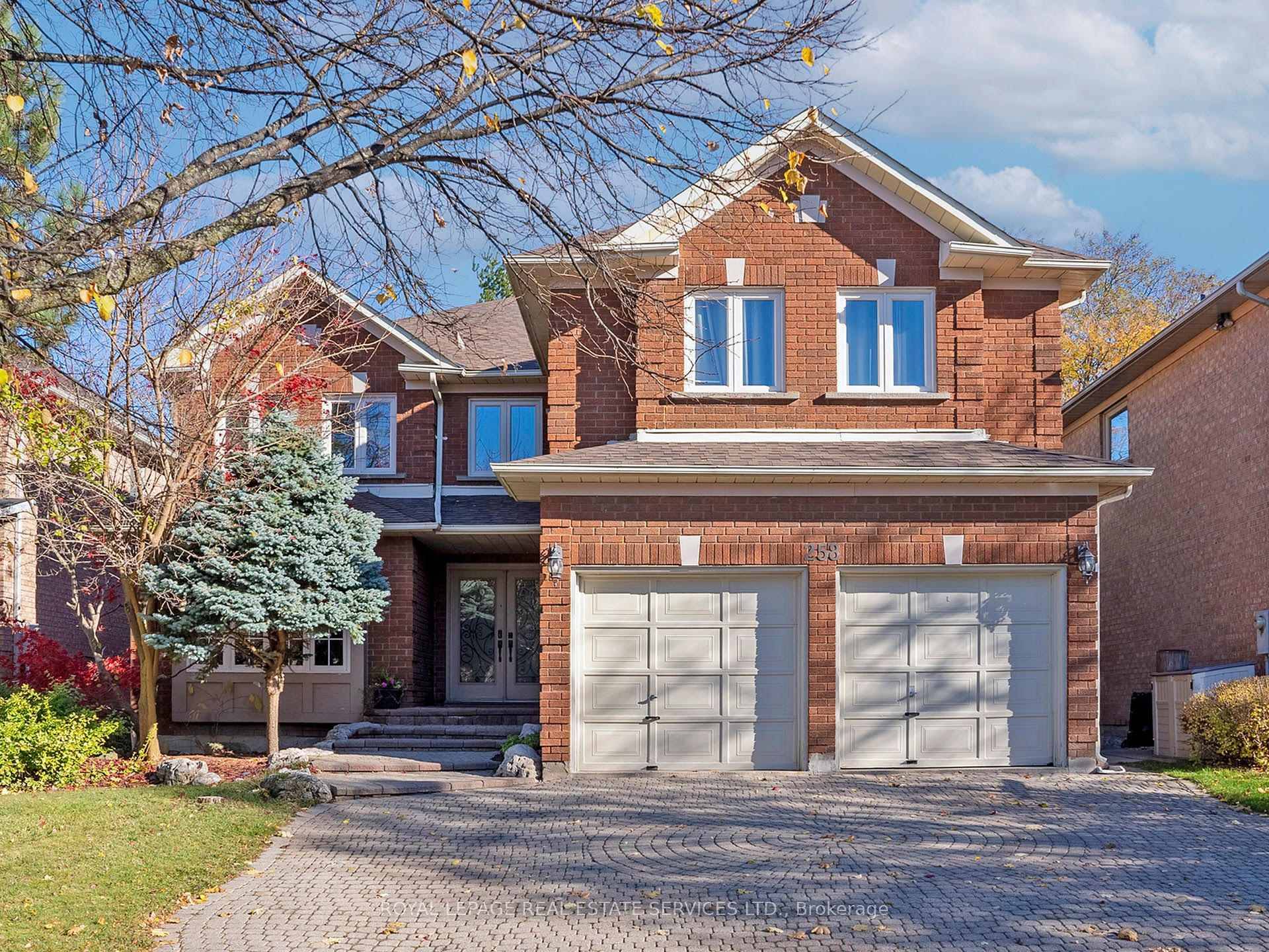 Bathurst amp ; Centre Bright Spacious Executive 2 Storey 5 Bedroom Home Located On A Premium Mature Oversized Treed Lot In The Bathurst Westmount Area Of Thornhill.